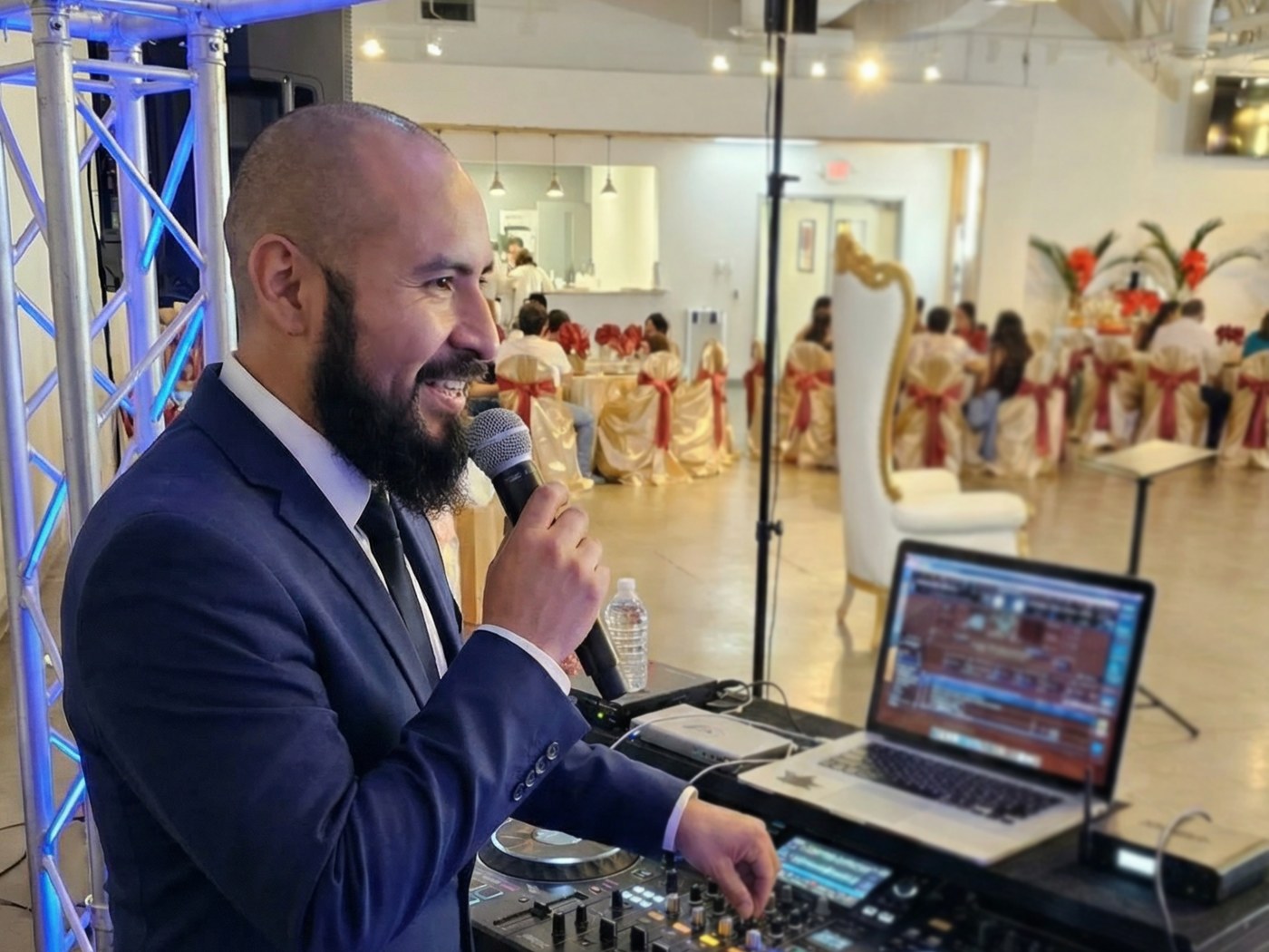 Sonido Ultimo Trueno on the microphone during a Houston reception