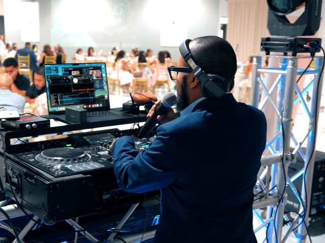 Uri at the booth behind the controller, with the truss and a beam light beside him